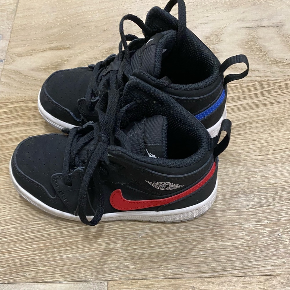 Nike sneakers lightly worn